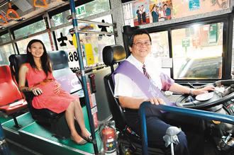 Yahoo！奇摩昨天舉行「青年微革命」成軍儀式，好「孕」司機魏兆慶（右）開著他的好「孕」巴士參與。 記者盧振昇