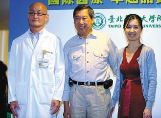 來自新加坡的陳太太(右)摘除22顆子宮肌瘤，保住子宮，與先生(中)感謝北醫婦產部主任劉偉民(左)。 記者陳正興／攝影