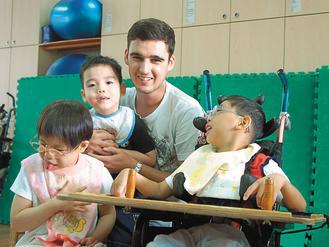 葡萄牙青年李嘉祿用心照顧身心障礙學童，是孩子們最喜歡的大哥哥。 記者張念慈／攝影