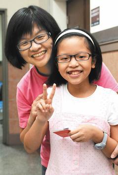 十一歲的林沛柔（右），曾經也是膽道閉鎖症病友，昨天她和媽媽開心合照。 記者林澔一／攝影