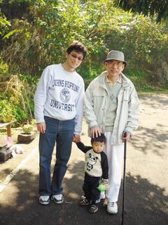 黃瑽寧醫師（左起）與兒子、父親黃富源醫師留下祖孫三代合影。圖片提供／黃瑽寧提供