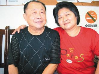黃桂珠（右）中風手術後有失憶症，只認得丈夫毛明輝（左），她叫毛「爸爸」，夫妻如膠似漆。 記者吳政修／攝影