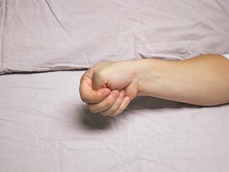 肌肉拉長伸展運動：以其他四指將大姆指包住，手腕朝下施力，直到手感到緊緊程度，維持此動作15至20秒鐘，接著放鬆休息，重覆5至10次，一天做2至3回。 圖／蘇弘慈醫師提供