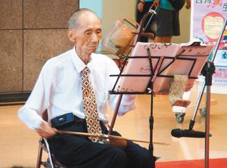 高齡88歲的高胡樂手魏祥傑，自己是癌症患者，卻堅持定期為醫院病患表演，希望將對音樂的熱愛與感動，溫暖飽受病痛所苦的人。 記者蔡容喬／攝影