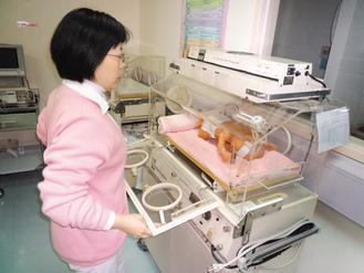 台北護理健康大學與大同大學合作設計嬰兒遮眼帽，照黃疸時，免去使用膠帶紗布的困擾，不僅可以保暖，還能隨時翻開，讓媽媽餵奶時，親子眼神交會，增進互動。 報系資料照