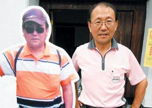 台大註冊組主任洪泰雄(右，左為他減重前的人形立牌)減重成功，跟「中廣」身材說拜拜。 記者王彩鸝/ 攝影