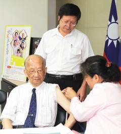 疾管局長張峰義(中)和台大醫學院教授謝維銓(左)昨天接種流感疫苗，宣導防疫。 記者曾吉松／攝影
