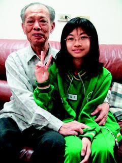 前國大代表呂河清抱著孫女愛麗絲。 記者劉愛生攝影
