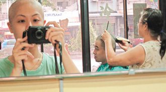 林世豪（後剪髮者）一路陪伴女友王詩雅（前）抗癌，相約一起剪光頭，堅持未來也要一起走下去。圖為王詩雅得獎作品「你承諾的」。 照片提供／癌症希望協會