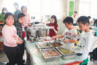 上海許多中小學校設有學生餐廳，提供學生衛生、營養的午餐。 特派記者胡明揚／攝影