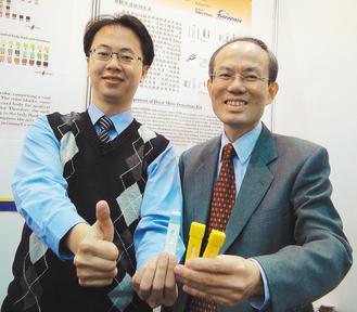 台中榮總研究部主任蔡肇基（右）、廖恩慈博士發明塵&#34766;快速檢測試劑，參加韓國首爾發明展。 記者莊亞築／攝影