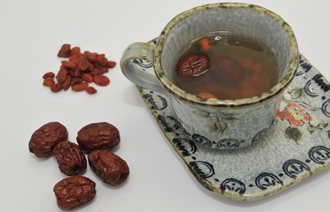 大林慈濟醫院中醫師楊紓怡建議有痛經症狀的女性，可自製枸杞紅棗茶飲用保養。（記者陳永順／攝影）