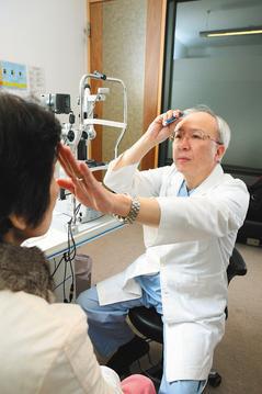 台北醫學大學眼科兼任教授蔡瑞芳表示雷射近視矯正手術後遺症陸續出現，他決定不再做這種手術。 記者陳立凱／攝影