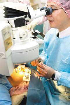 引進雷射近視手術的眼科名醫蔡瑞芳說，少數動刀多年的病患，最近視力減退原因不明，他決定不再動這項手術。圖為近視雷射的術前檢測。 圖／記者陳立凱攝、本報資料照片