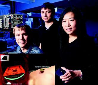 美國史丹福大華裔學者潘淑欣帶領團隊研發出可無線遙控的微型醫療裝置（潘手中的微粒）。圖為此微型裝置可用於人體內外。 （圖／史丹福大學提供）