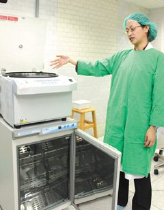 署立花蓮醫院新購入韓國製自體脂肪移植專業儀器，醫師林怡欣表示，這台機器可同時抽脂、培養幹細胞，降低感染機會。 記者江詩筑／攝影