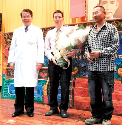 醫師江文莒（中），昨天和六年前因貧困拒開刀的溫先生（右）相見歡，院長王崇禮（左）等來賓都很感動。
圖／台大醫院雲林分院提供

