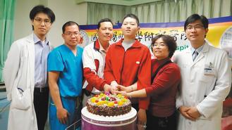 罕病少年周揚傑（右三）重病痊癒，和父母周坤鐘（右四）、林明慧（右二）一起切蛋糕，感謝醫療團隊救了周揚傑。 記者王燕華／攝影