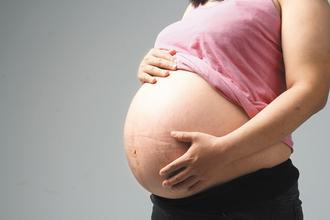 飲食觀念認為，懷孕必須「一人吃二人補」，但現代人營養充足，不建議一味進補，飲食仍應注意均衡，吃錯食物，恐增加胎兒及媽媽負擔。 記者陳立凱攝影