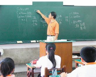常寫黑板的老師老師 圖／本報資料照片