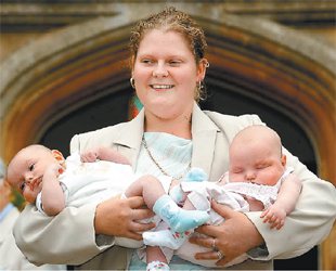 這是全球第一名試管嬰兒路易斯布朗2010年10月參加一項公益活動的照片。 圖／路透社