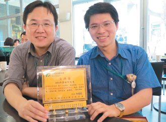 工研院生醫所研究員許源宏（左）、張原嘉成功研發「高分子奈米微胞抗癌藥物」。 記者張念慈／攝影