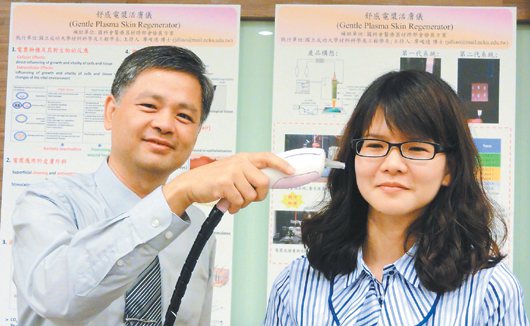 成大材料系特聘教授廖峻德（左）團隊研發「舒感電漿活膚儀」，能縮短雷射後傷口癒合時間。 記者沈育如／攝影