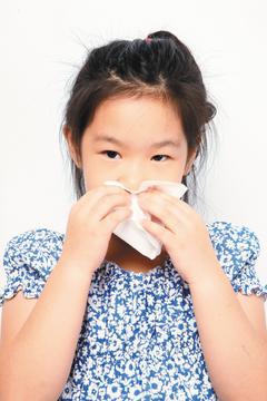 許多小朋友因為打噴嚏、流鼻水來看診，有些爸媽擔心孩子遺傳了自己的過敏性鼻炎，有些爸媽疑惑孩子的感冒怎麼一直不會好，以下是門診常見的疑問與解答。 記者陳立凱／攝影