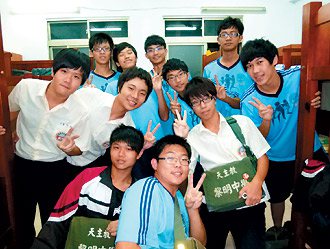 台南市黎明高中這學期推出「遠離3C設備」，安排學生輪流住宿體驗，高三學生前晚入住。 記者謝進盛／攝影
