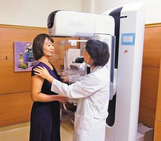 高榮引進的3D乳房攝影，可抓出早期乳癌並降低偽陽（陰）性，減少4成婦女回醫院做切片的機率。 記者蔡容喬／攝影