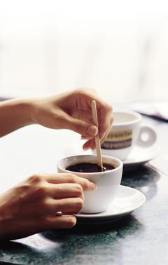 隨著現煮咖啡進駐超商，台灣人咖啡消耗量逐年上升。全球約有80%的人每天接觸咖啡因（caffeine），北美平均每人每天使用約250mg咖啡因，北歐更超過400mg。 圖／東方影像非報系