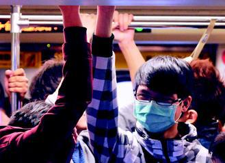 戴口罩上下班時間捷運車廂內人擠人，許多人戴上口罩保護自己。 記者林澔一／攝影