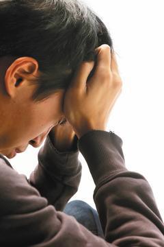 偏頭痛是許多人的困擾，其實，偏頭痛的痛不一定只在一邊，約80%的病人，發作起來是...
