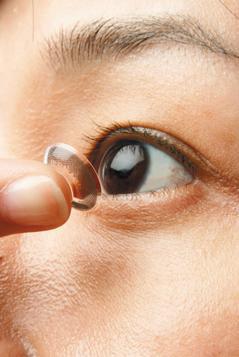乾眼症患者最好別長時間戴隱形眼鏡，尤其角膜變色片等特殊鏡片更不適宜。 圖本報資料照片
