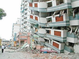 四川上周發生強烈地震，造成多人傷亡，也喚起許多國人對九二一大震的記憶，圖為當時雲林縣斗六市的兩棟大樓。專家提醒，地震時最好就地掩護，提高生還機率。 圖／本報資料照片