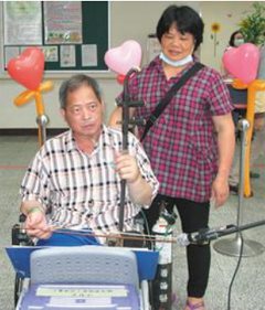 癌症病人劉泰祥昨天在署立苗栗醫院演奏二胡圓夢，勇敢面對人生，氣氛溫馨感人。
圖／署立苗栗醫院提供
