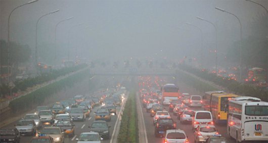 北京的霾害程度嚴重，不僅是影響交通安全，大陸專家警告，它對健康的危害比SARS還大。 圖／歐新社