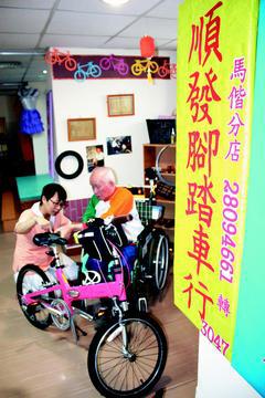 馬偕醫院淡水院區讓老翁張連紅（右）在病房裡開設「順發腳踏車行」，減緩失智症病情。 記者吳文良／攝影