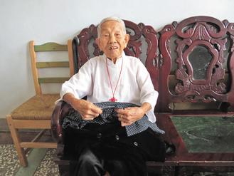 住在石門區的朱楊阿緞今年102歲，身體硬朗。 記者許瀚分／攝影
