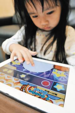 學者專家呼籲，不要太早讓孩子接觸平板電腦等3C產品，以免影響腦部發育。 記者陳易辰／攝影