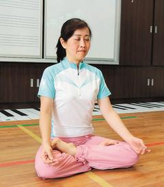 林奕華練瑜珈，選的是強調強化核心肌群，可緊實腹肌的「皮拉提斯」。 林奕華/提供(非報系)