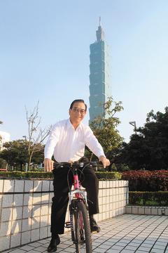 張培義公務繁忙、運動機會少，會盡量利用假日騎自行車、爬山。 台北市工務局/提供