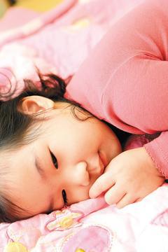 最近一項研究顯示，國內三到六歲幼兒，
每天平均只睡9小時26分，遠低於美國幼兒，
進而影響專注力與成長發育。
在台灣，每五人就有一人有睡眠障礙，
不是睡太少、就是睡不好，或者根本睡不著。
睡眠是為了休息，卻成了失眠者的大敵。 記者陳立凱／攝影