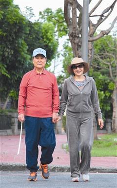 81歲的饒穎奇（左）幾乎每天抽空走路1小時，妻子高淑端總是陪在他身邊一起運動。 記者李蕙君╱攝影
