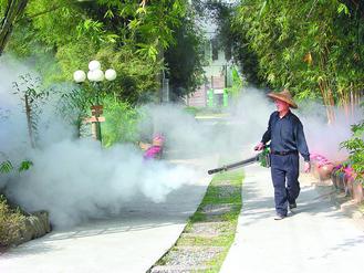 防治小黑蚊，目前的消毒工作無法有效遏止。 報系資料照
