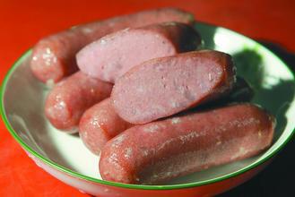 香腸、火腿、培根等加工肉品常添加助色劑，幫助加工肉品顏色較為鮮紅。<br>
報系資料照