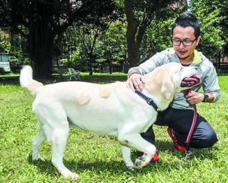 九把刀每天帶著愛犬可魯米到公園慢跑健身減肥。<br>
記者楊萬雲／攝影