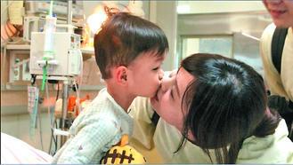 <br>2歲方姓男童，手術成功後，興奮的親吻母親。</br>
圖／中山附醫提供