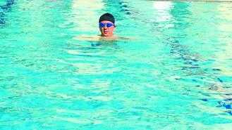 考選部長董保城年輕時即養成泳游習慣，至今不輟。 圖／董保城提供