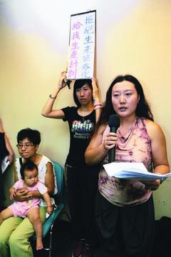 婦女團體上午到台灣婦產科醫學會記者會現場抗議，主張女性生產前應先訂定生產計畫書。
記者蘇健忠/攝影